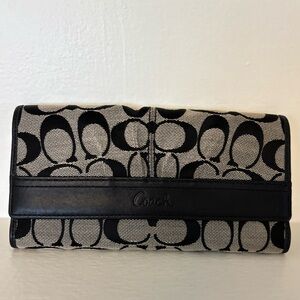 🎈Price Drop!❤️ COACH Monogram Trifold Wallet in Signature Jacquard!